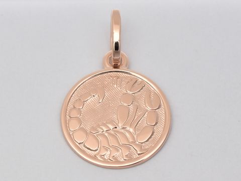 Scorpion-Anhänger aus rosévergoldetem Sterling Silber, poliert mit einer Durchmesser von 14 mm, zeigt das Skorpion-Sternzeichen in filigraner Darstellung, Hersteller Juwelier Harnisch.