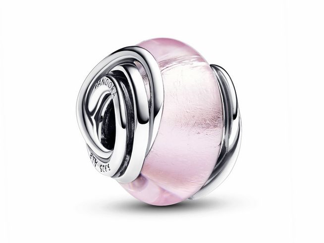 Umschlungenes rosafarbenes Murano-Glas Charm von Pandora aus Silber, charakterisiert durch zarte pinke Farbnuancen und eine elegante Formgebung, ideal für Schmuckliebhaber.