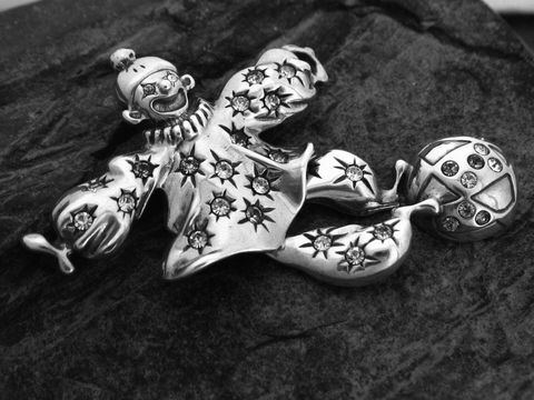 Bewegliche Brosche in Form eines Clowns aus Sterling Silber, verziert mit Zirkonia und Sternenmotiven, hergestellt von Juwelier Harnisch.
