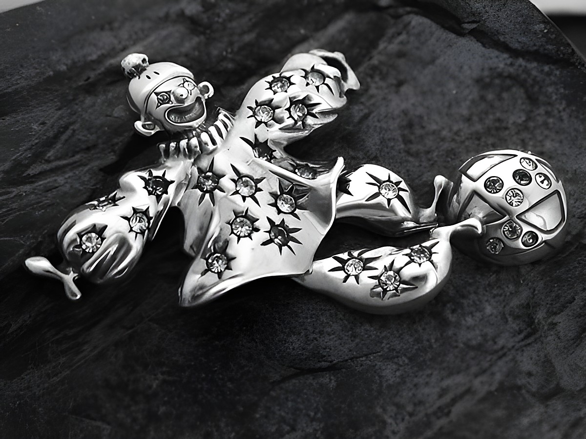 Bewegliche Brosche in Form eines Clowns aus Sterling Silber, verziert mit Zirkonia und Sternenmotiven, hergestellt von Juwelier Harnisch. – Ansicht 2