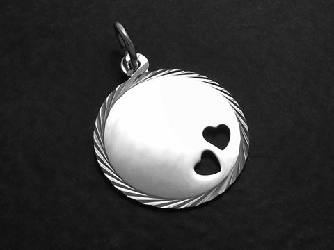 Die Gravurplatte Anhänger aus Sterling Silber ist rund mit einem eingearbeiteten Herzchen-Design und einem schlichten, gedrehten Rand. Hersteller ist Juwelier Harnisch.