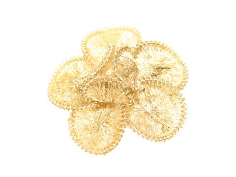 60365-0 Filigrane City Brosche Handarbeit 34x34 mm in Form einer Blume, glänzende goldene Elemente, hergestellt von Juwelier Harnisch, idealer Modeschmuck für besondere Anlässe.