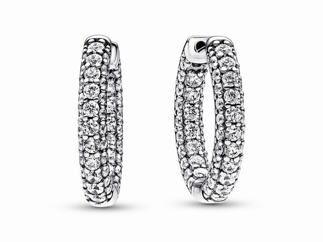 Ein Paar eleganter Einreihiger Pavé Ohrringe aus Sterling Silber von Pandora, besetzt mit funkelnden Zirkonia-Steinen, die einen zeitlosen Glanz verleihen.