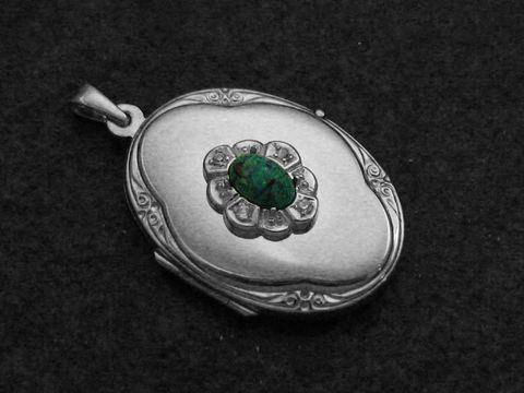 Chrysokoll Medaillon Cabochon aus rhodiniertem Sterling Silber, Hersteller Juwelier Harnisch, mit ovalem Design und zentraler grüner Edelsteinfassung.