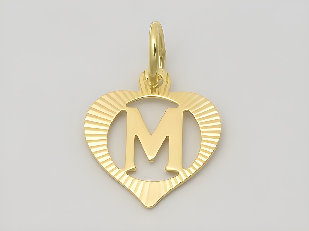 Herz Anhänger mit dem Buchstaben M aus 333 Gold, diamantiert. Hersteller Juwelier Harnisch, elegantes Design, perfekt für persönliche Geschenke.