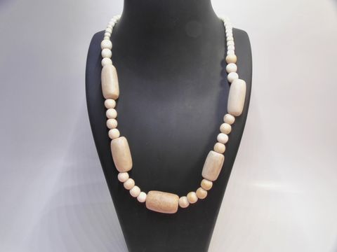Holzkette aus Zylinderformen 27 mm in naturbraun mit einem Umfang von 60 cm, hergestellt von Juwelier Harnisch, eleganter Holzschmuck.