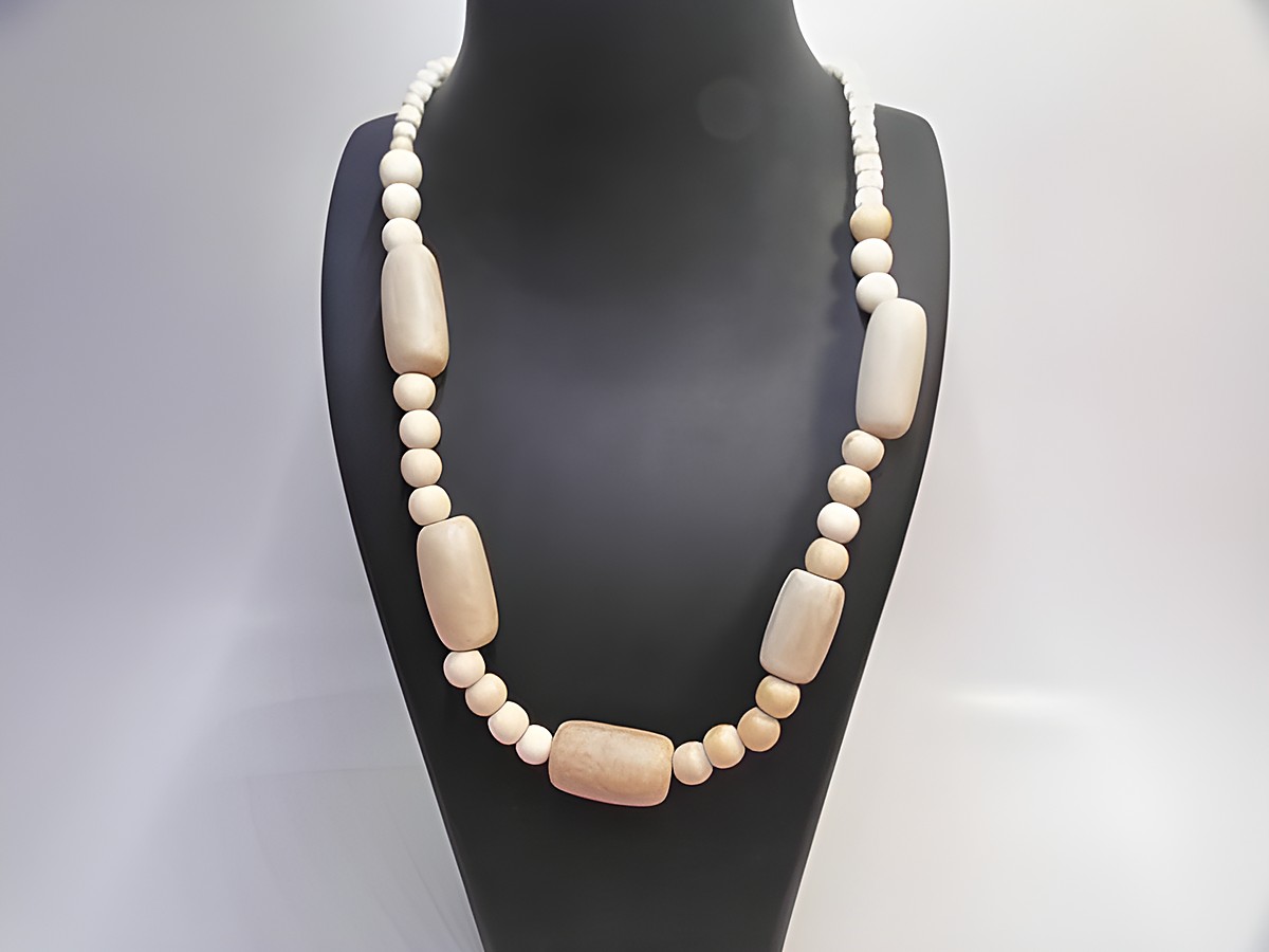 Holzkette aus Zylinderformen 27 mm in naturbraun mit einem Umfang von 60 cm, hergestellt von Juwelier Harnisch, eleganter Holzschmuck.