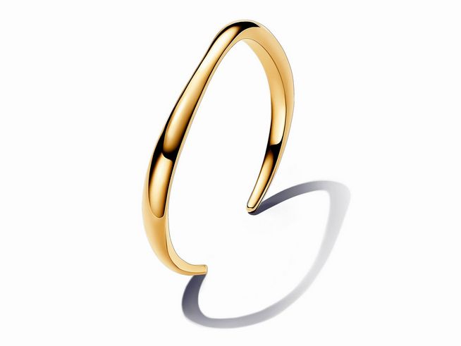 Offener Armreifen von Pandora in gelbgold vergoldet, organisch geformt, mit glänzender Oberfläche, elegantes Design, Größe 19 cm, ideal für stilvolle Akzente.