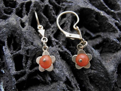 42692-0 Ohrringe Kinderschmuck aus Gold 333 in Blumenform mit Koralle von Juwelier Harnisch, ideal für kleine Mädchen. Elegantes und verspieltes Design für jeden Anlass.