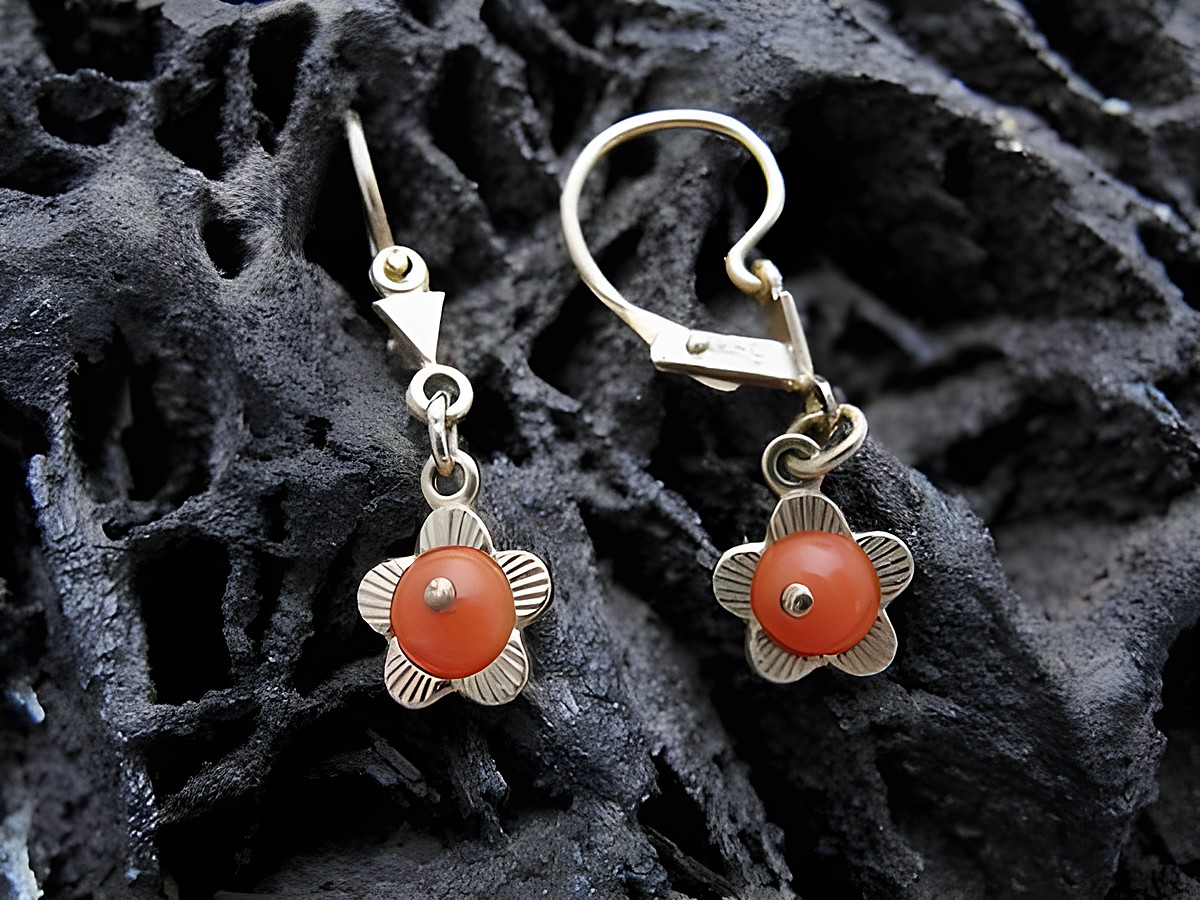 Ohrringe Kinderschmuck aus Gold 333 in Blumenform mit Koralle von Juwelier Harnisch, ideal für kleine Mädchen. Elegantes und verspieltes Design für jeden Anlass.