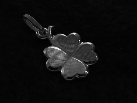 Kleeblatt Glücksbringer aus Sterling Silber als Anhänger, filigran gearbeitet mit glatt polierter Oberfläche, ideal als charmantes Accessoire für mehr Glück. Hersteller Juwelier Harnisch.