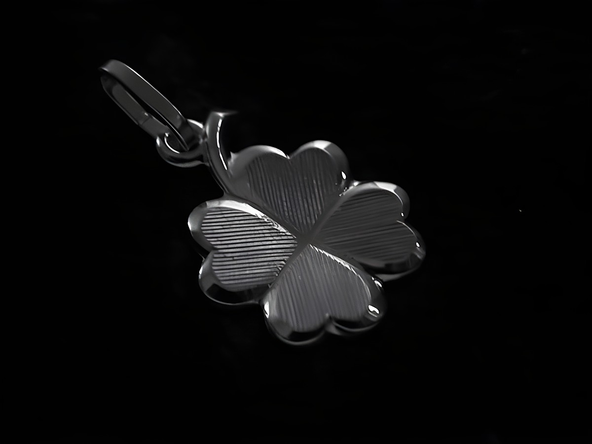 Kleeblatt Glücksbringer aus Sterling Silber als Anhänger, filigran gearbeitet mit glatt polierter Oberfläche, ideal als charmantes Accessoire für mehr Glück. Hersteller Juwelier Harnisch.