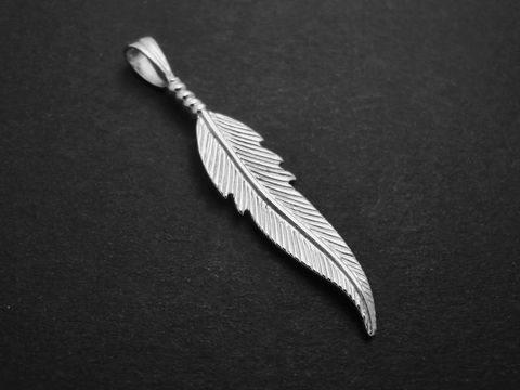 Anhänger in Form einer fein ausgearbeiteten Feder aus rhodiniertem Sterling Silber, symbolisch, hergestellt von Juwelier Harnisch, geeignet für diverse Motive.