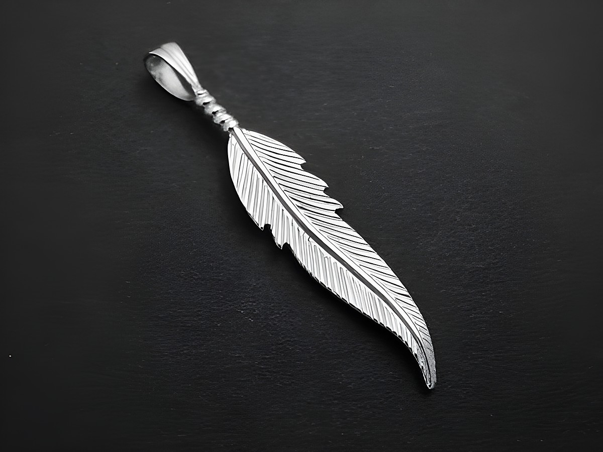Anhänger in Form einer fein ausgearbeiteten Feder aus rhodiniertem Sterling Silber, symbolisch, hergestellt von Juwelier Harnisch, geeignet für diverse Motive.