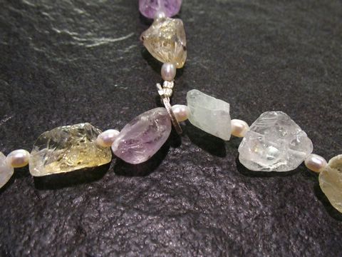 Steinkette 51 cm aus Rosenquarz, Prehnit, Bergkristall und Süßwasserperlen, hergestellt von Juwelier Harnisch, präsentiert eine harmonische Farbkomposition aus verschiedenen Edelsteinen.