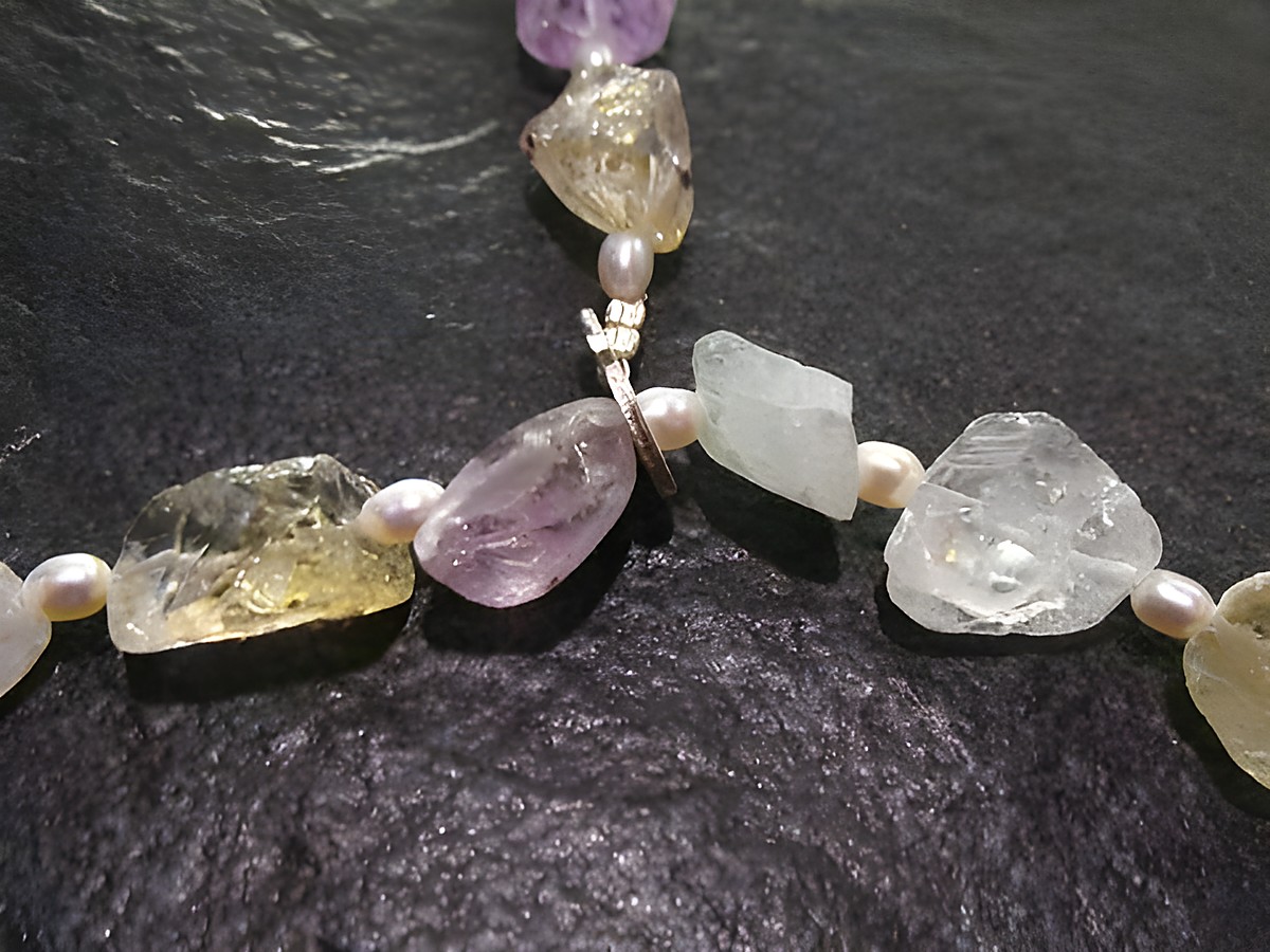 Steinkette 51 cm aus Rosenquarz, Prehnit, Bergkristall und Süßwasserperlen, hergestellt von Juwelier Harnisch, präsentiert eine harmonische Farbkomposition aus verschiedenen Edelsteinen. – Ansicht 2