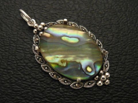 Cabochon - Abalone-Muschel - Silber Medaillon Anhänger, Hersteller: Juwelier Harnisch, eleganter Anhänger mit schimmerndem Abalone-Cabochon, kunstvoll gefasst in silberner Umrandung.