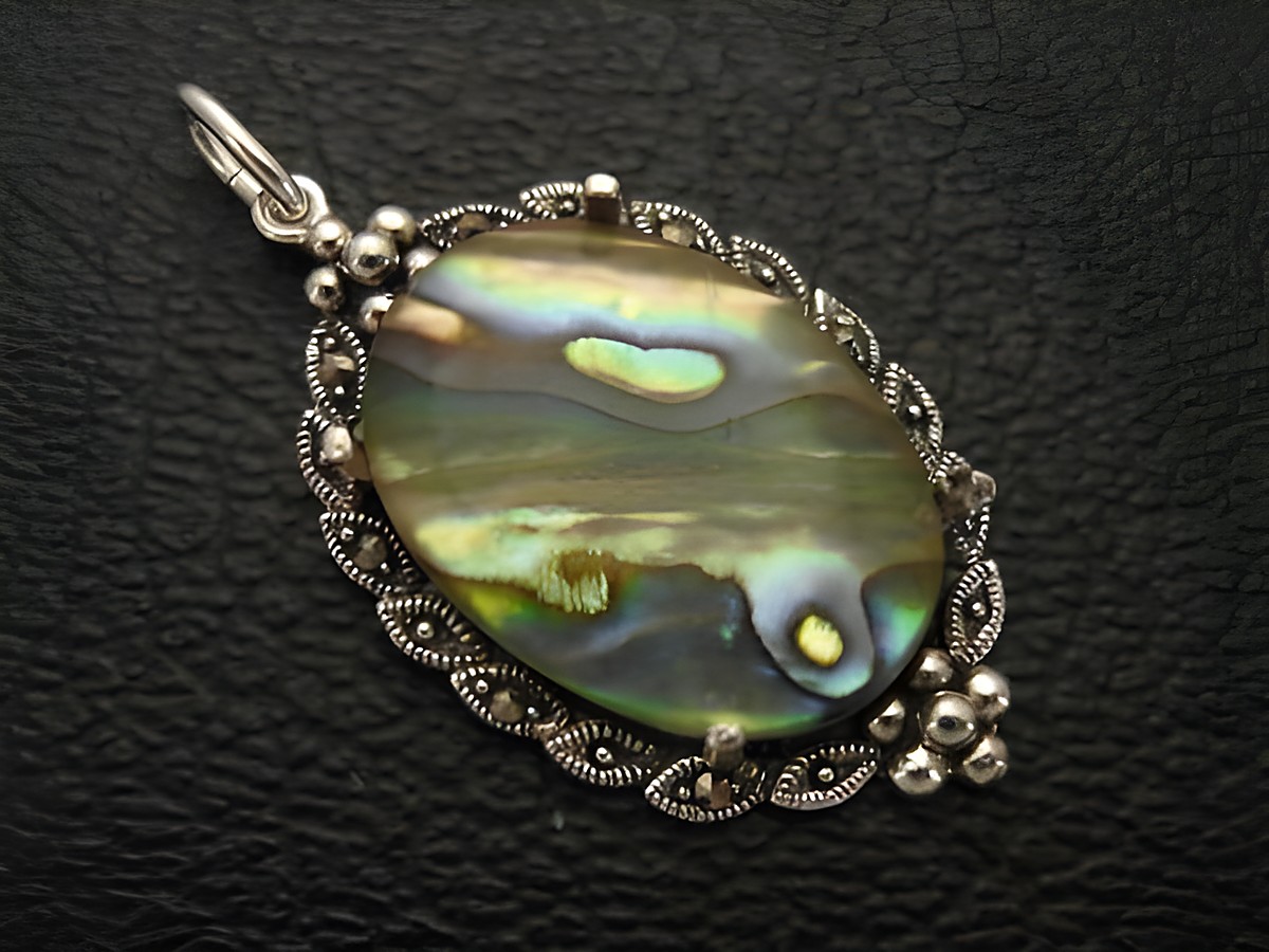 Cabochon - Abalone-Muschel - Silber Medaillon Anhänger, Hersteller: Juwelier Harnisch, eleganter Anhänger mit schimmerndem Abalone-Cabochon, kunstvoll gefasst in silberner Umrandung.