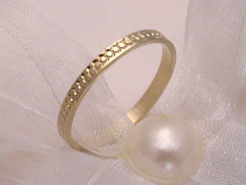 Freundschaftsring CIRCLE in Gold auf Silber, Größe 55/17,5, Hersteller Juwelier Harnisch, geschikt bis Größe 56/17,8, feines Designs mit strukturierter Oberfläche, ideal als Geschenk.