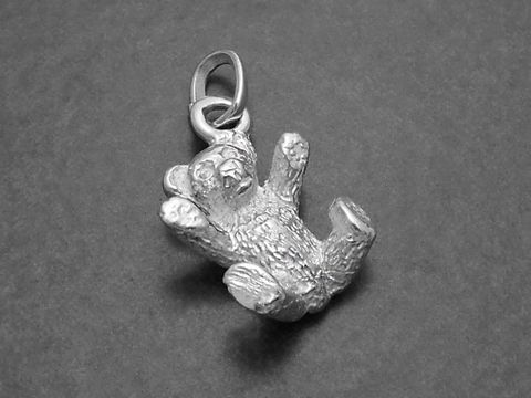 Eisbär Anhänger aus massivem Sterling Silber, detailreich und liebevoll gestaltet, ideal als Geschenkidee und Glücksbringer, Hersteller Juwelier Harnisch.