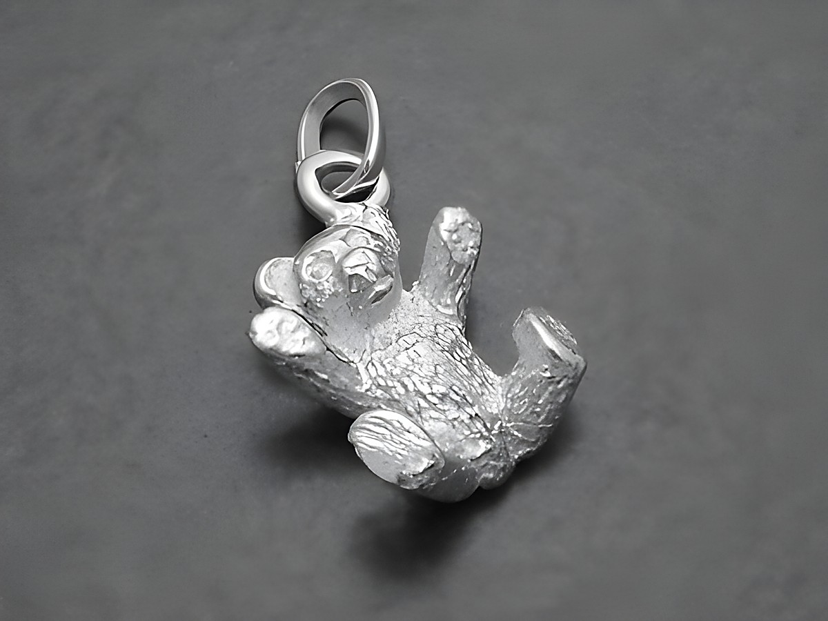 Eisbär Anhänger aus massivem Sterling Silber, detailreich und liebevoll gestaltet, ideal als Geschenkidee und Glücksbringer, Hersteller Juwelier Harnisch.