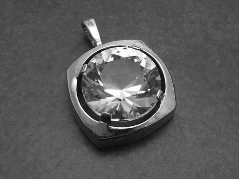 Silber Anhänger mit rundem Stein in quadratischer Fassung, Hersteller Juwelier Harnisch, weitere Steine vorhanden, elegant und zeitlos im Design.
