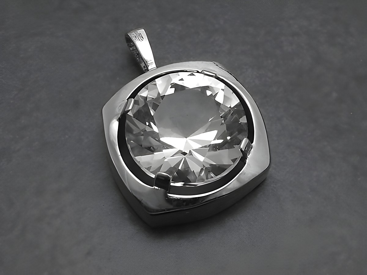 Silber Anhänger mit rundem Stein in quadratischer Fassung, Hersteller Juwelier Harnisch, weitere Steine vorhanden, elegant und zeitlos im Design.