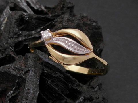 Gold Ring entzückend aus Gold 333 bicolor mit Diamanten im Blattdesign, Größe 56 vom Hersteller Juwelier Harnisch, bis Größe 56/18.