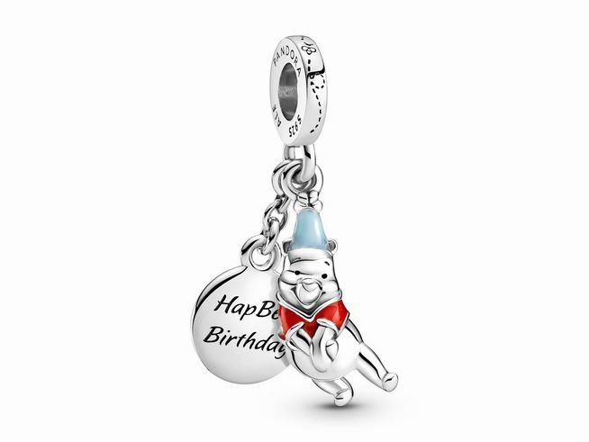 Ein detailreicher Pandora Charm mit Winnie the Pooh, der einen Geburtstagskuchen hält, sowie einer runden Plakette mit der Aufschrift "Happy Birthday". Ideal für Disney-Fans.