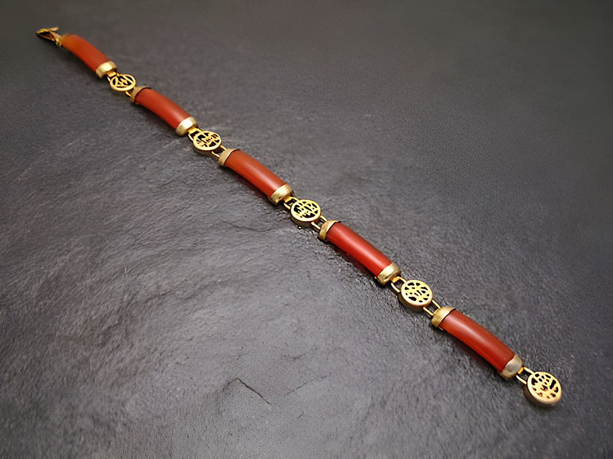 Karneol Armband aus roten Edelsteinen mit goldfarbenen Zwischenelementen, 20,5 cm lang, Hersteller Juwelier Harnisch, ideal für mystische Akzente im Schmuckdesign.