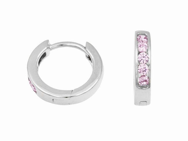 Creolen aus 925 Sterling Silber mit einem Durchmesser von 1,5 cm, verziert mit rosa Zirkonia. Hersteller ist Juwelier Harnisch, die Ohrringe haben eine Höhe von bis zu 15 mm.