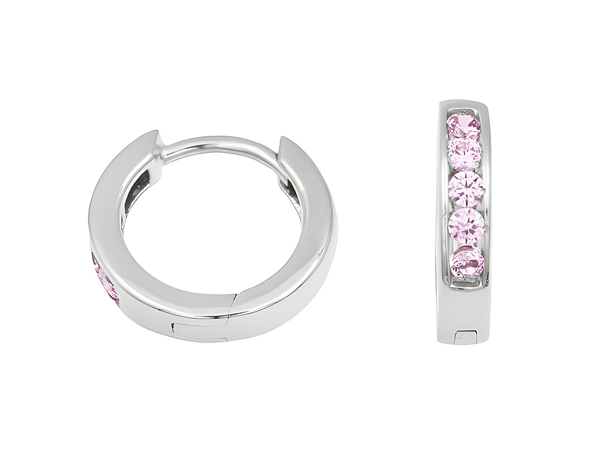 Creolen aus 925 Sterling Silber mit einem Durchmesser von 1,5 cm, verziert mit rosa Zirkonia. Hersteller ist Juwelier Harnisch, die Ohrringe haben eine Höhe von bis zu 15 mm.