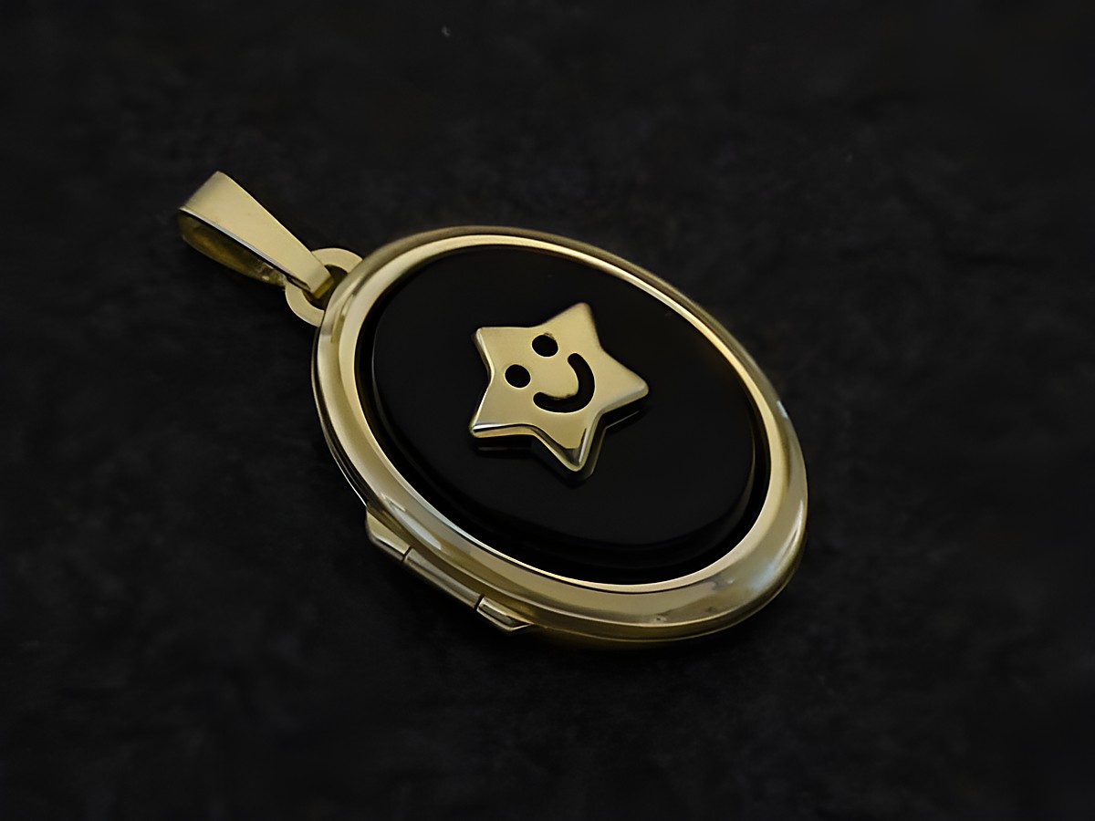 Ein elegantes Medaillon aus Gold 585 mit einem schwarzen Onyx Cabochon und einem goldenen Stern mit lächelndem Gesicht. Hergestellt von Juwelier Harnisch, ideal als Geschenk oder persönliche Bereicherung.