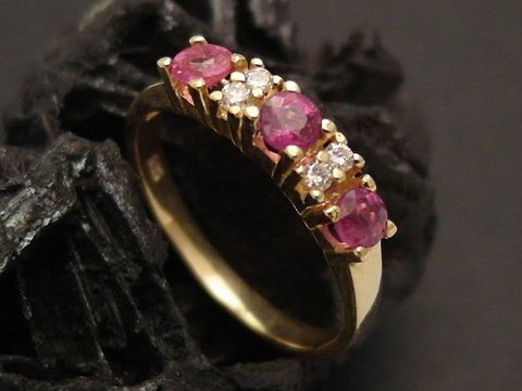 Goldring traumhaft Gold 585 mit Brillanten und Rubinen Größe 53 vom Hersteller Juwelier Harnisch bis Größe 54 oder 17,5. Elegantes Design und hochwertige Verarbeitung.