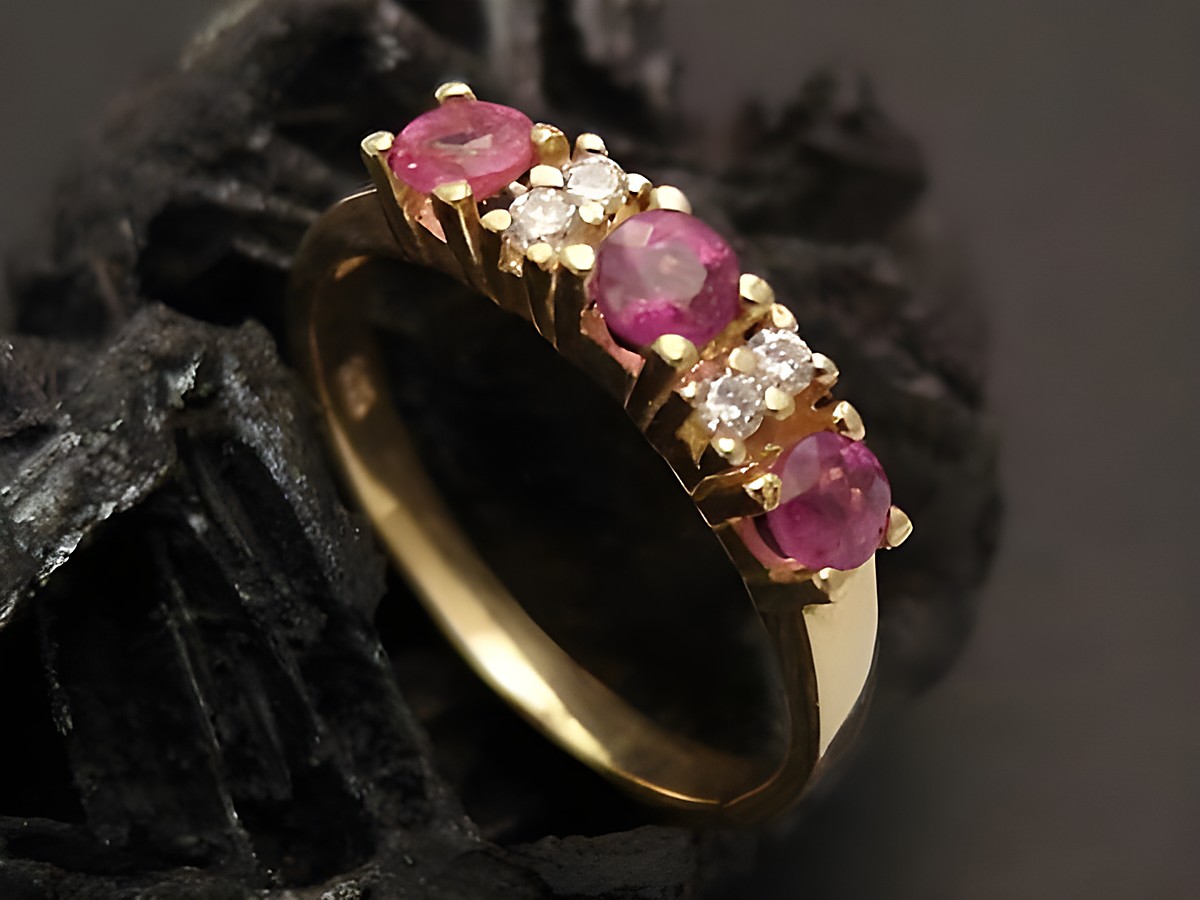 Goldring traumhaft Gold 585 mit Brillanten und Rubinen Größe 53 vom Hersteller Juwelier Harnisch bis Größe 54 oder 17,5. Elegantes Design und hochwertige Verarbeitung.