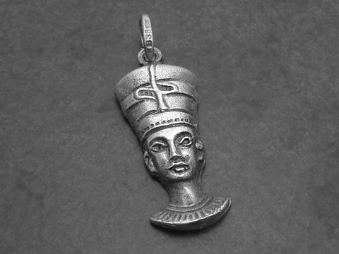 Silber Anhänger mit einer detailreichen Abbildung der Büste der Nofretete, inspiriert von der ägyptischen Pharaonin, hergestellt vom Juwelier Harnisch in Ägypten.