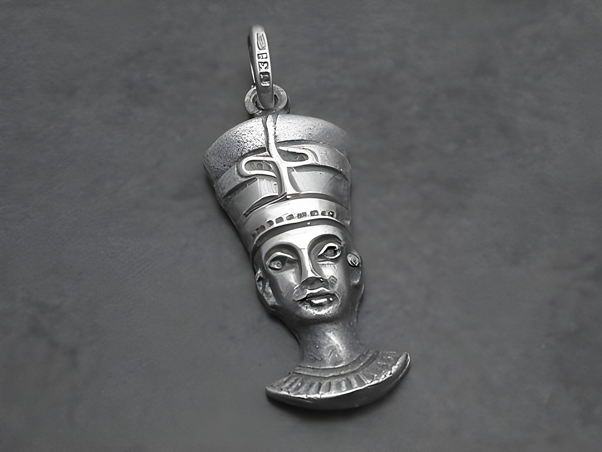 Silber Anhänger mit einer detailreichen Abbildung der Büste der Nofretete, inspiriert von der ägyptischen Pharaonin, hergestellt vom Juwelier Harnisch in Ägypten.