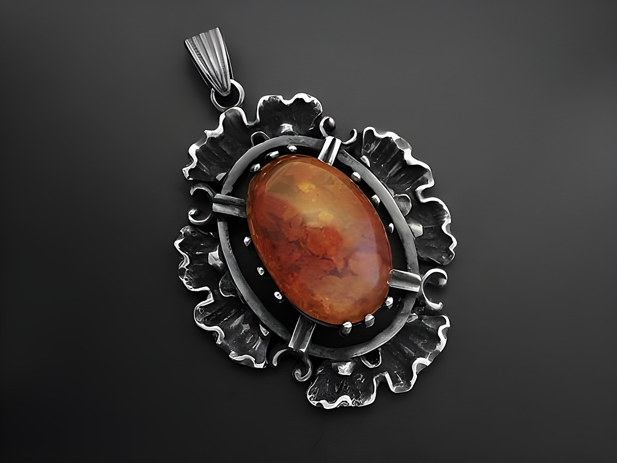 Antiker Anhänger aus echt Silber mit ovalem Bernstein in nostalgischem Design, umgeben von filigranen Verzierungen, hergestellt von Juwelier Harnisch. Ideal für Liebhaber von Bernstein.
