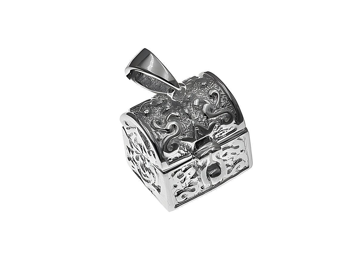 Medaillon in Form einer Schatztruhe aus 925 Sterling Silber mit kunstvollen Ornamenten, hergestellt von Juwelier Harnisch, einzigartiges Schmuckstück für besondere Anlässe.