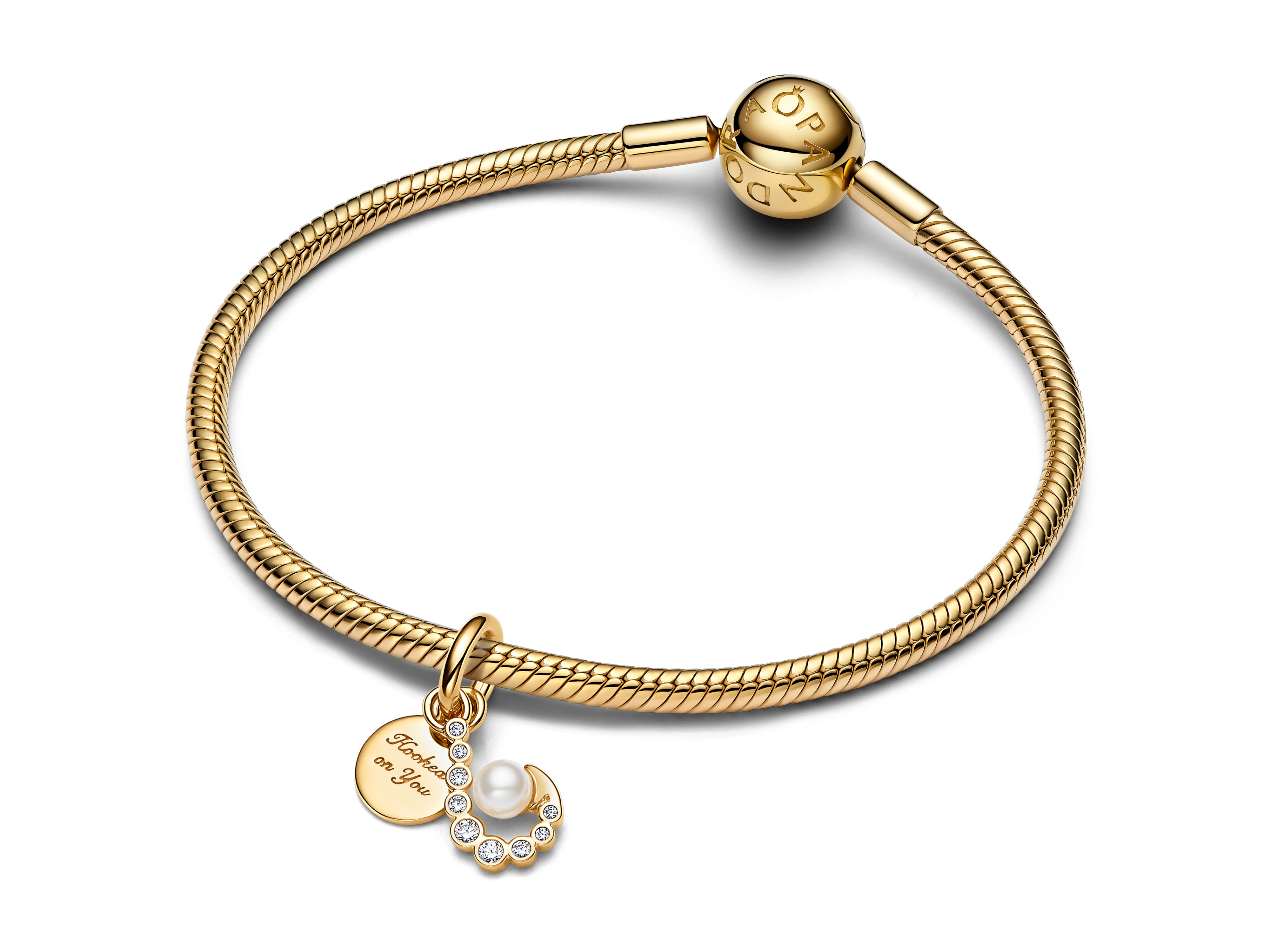Pandora 763891C01 Perlenhaken Sonnenaufgang Charm in Gelbgold Vergoldung mit einem elegant gestalteten Anhänger, der eine Perle und funkelnde Zirkonia zeigen.