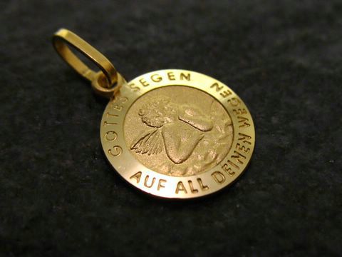 Goldener Anhänger mit einem Schutzengel-Motiv, umgeben von der Gravur Gottes Segen und Auf all deinen Wegen, Hersteller Juwelier Harnisch, ideal als Geschenk oder Schmuckstück.