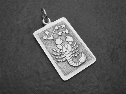 Ein rechteckiger Anhänger aus rhodiniertem Sterling Silber mit dem Motiv eines Skorpions und Sternbildern, ideal für Skorpion-Geborene, angeboten von Juwelier Harnisch.