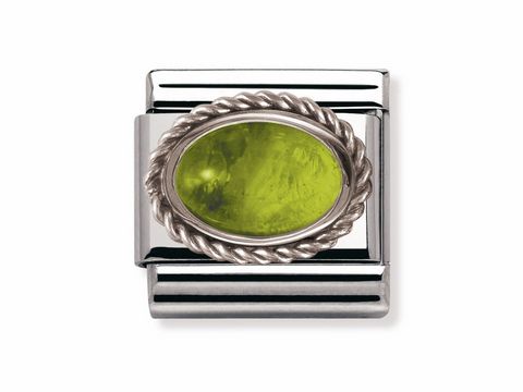 Classic Kordel in Peridot mit Silberrand von Nomination hat ein ovales, leuchtend grünes Element, umgeben von einem dekorativen Drahtdesign und ist ideal für persönlichen Schmuck.