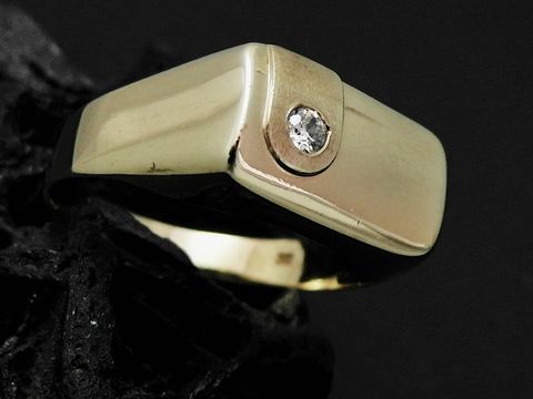 Gold Ring viereckig Goldring modisch Zirkonia Gr. 67 Hersteller Juwelier Harnisch über Gr. 60/19. Eleganter Goldring mit Zirkonia, glänzender Oberfläche und modernem Design.
