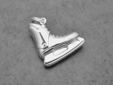 Eishockeyschuh Anhänger aus Sterling Silber sportlich von Juwelier Harnisch, ideal für Sportliebhaber und als modisches Accessoire.