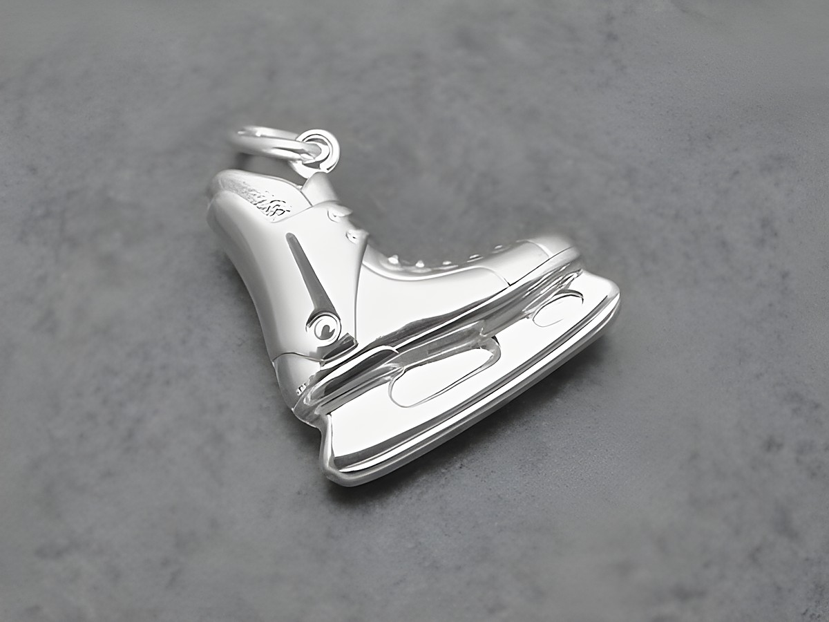 Eishockeyschuh Anhänger aus Sterling Silber sportlich von Juwelier Harnisch, ideal für Sportliebhaber und als modisches Accessoire.