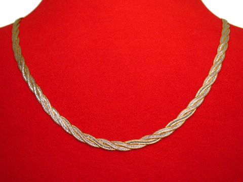 Goldkette aus Bicolor mit geflochtenem Design, 45 cm lang, gefertigt von Juwelier Harnisch, Gold 333, elegant präsentiert auf rotem Hintergrund.