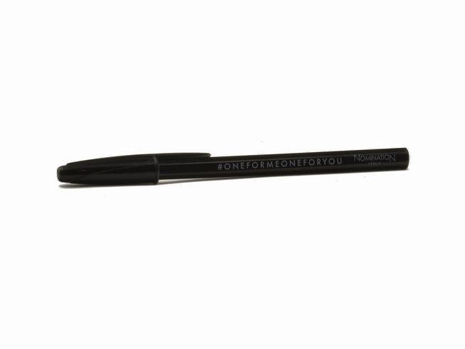 57350271-0 Kugelschreiber mit Kappe in Schwarz von Nomination mit dem Aufdruck #ONEFORMEONEFORYOU, geeignet für tägliche Schreibbedarfe im Büro oder für den privaten Gebrauch.