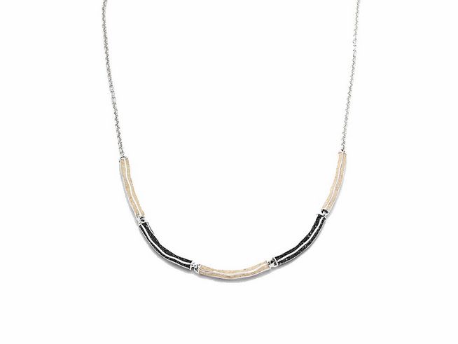 Sterling Silber Kette von DUR mit rhodiniertem Finish, kombiniert mit Strandsand und Lavasand, der eleganten Verlauf zeigt sich in einer verspielten Form, verstellbar von 42 bis 50 cm.