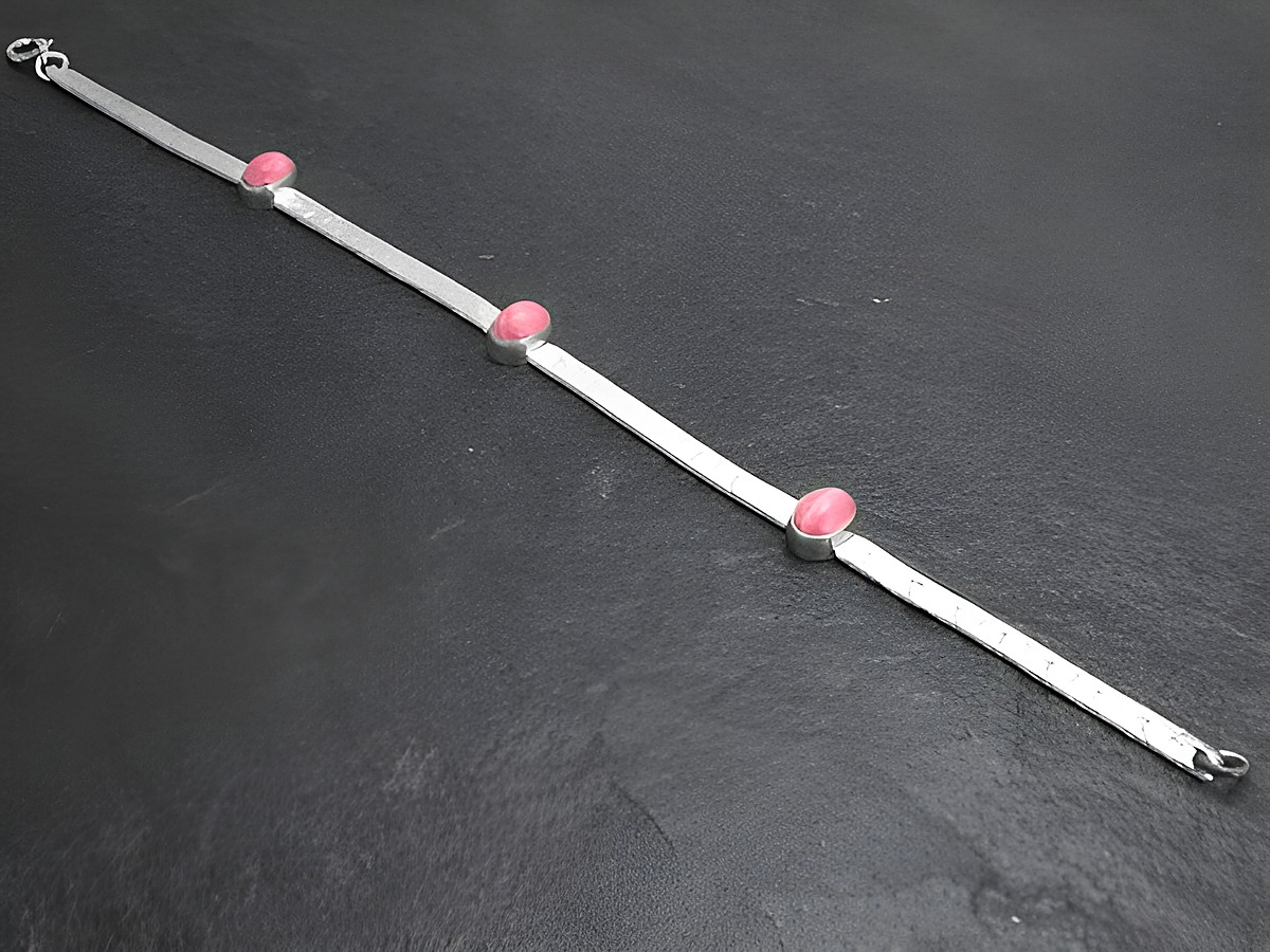 Silberarmband filigran 20 cm Flachpanzer mit Rhodochrosit, Hersteller Juwelier Harnisch, elegante Gestaltung mit mehreren Steinen, ideal für modische Akzente.